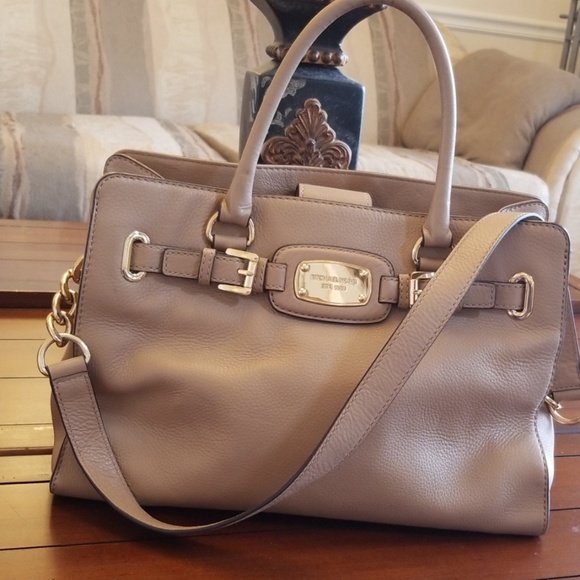 Michael Kors Handbags - MICHAEL KORS 😍 HANDBAG